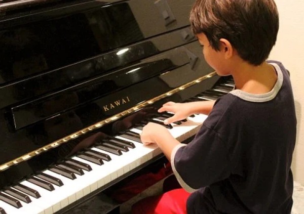Faut-il avoir un piano chez soi avant de prendre des cours ?